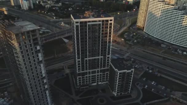 Şehir Bloğu Inşaatı Çok Katlı Binalar Gün Doğumunda Şehir Manzarası — Stok video