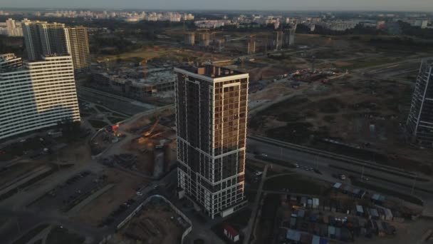 城市街区建筑工地 多层的建筑物 日出时的城市景观 空中摄影 — 图库视频影像