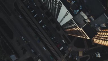 Şehir bloğu inşaatı. Çok katlı binalar. Gün doğumunda şehir manzarası. Hava fotoğrafçılığı.