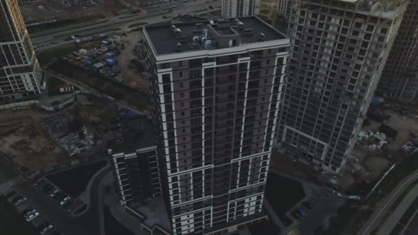 市のブロック建設現場 複数階建ての建物 日の出の街の風景 空中写真 — ストック動画