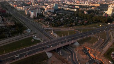 Şehir bloğu inşaatı. Çok katlı binalar. Gün doğumunda şehir manzarası. Hava fotoğrafçılığı