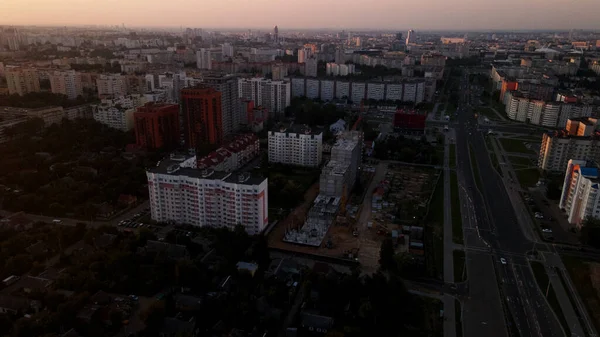 城市街区建筑工地 多层的建筑物 日出时的城市景观 空中摄影 — 图库照片