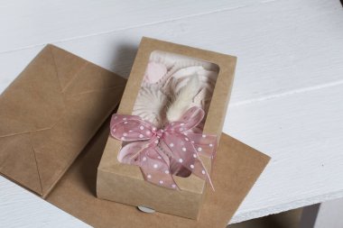 El yapımı ambalajlarda ev yapımı şekerlemeler. Gül şeklinde bir Zephyr. Kurdele ve lagurularla süslenmiş. Yakın çekim..