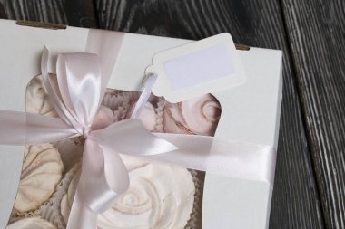 El yapımı ambalajlarda ev yapımı şekerlemeler. Gül şeklinde bir Zephyr. Kurdelelerle süslenmiş. Çam ağacının üzerinde yatıyor.