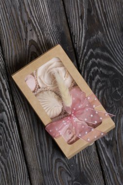 El yapımı ambalajlarda ev yapımı şekerlemeler. Gül şeklinde bir Zephyr. Kurdele ve lagurularla süslenmiş. Yakın çekim..