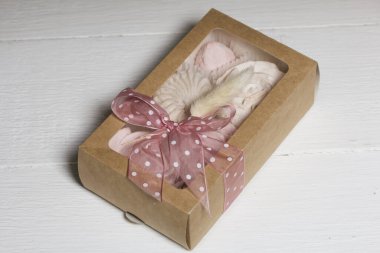 El yapımı ambalajlarda ev yapımı şekerlemeler. Gül şeklinde bir Zephyr. Kurdele ve lagurularla süslenmiş. Yakın çekim..