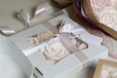 El yapımı paketlerde ev yapımı şekerlemeler. Gül şeklinde bir Zephyr. Kurdelelerle süslenmiş. Yakın çekim..