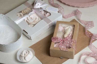 El yapımı paketlerde ev yapımı şekerlemeler. Gül şeklinde bir Zephyr. Kurdelelerle süslenmiş. Yakın çekim..