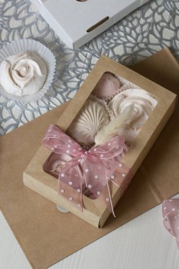 El yapımı ambalajlarda ev yapımı şekerlemeler. Gül şeklinde bir Zephyr. Kurdele ve lagurularla süslenmiş. Yakın çekim..