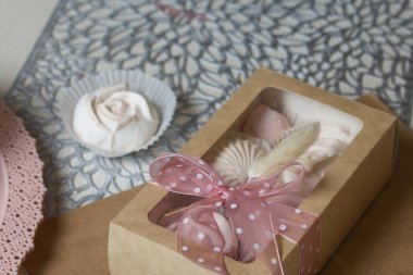 El yapımı ambalajlarda ev yapımı şekerlemeler. Gül şeklinde bir Zephyr. Kurdele ve lagurularla süslenmiş. Yakın çekim..