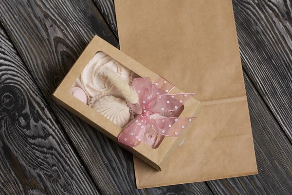 El yapımı ambalajlarda ev yapımı şekerlemeler. Gül şeklinde bir Zephyr. Kurdele ve lagurularla süslenmiş. Yakın çekim..