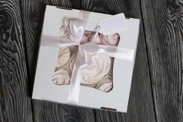 El yapımı ambalajlarda ev yapımı şekerlemeler. Gül şeklinde bir Zephyr. Kurdelelerle süslenmiş. Çam ağacının üzerinde yatıyor.