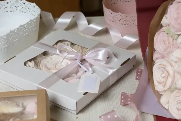 El yapımı paketlerde ev yapımı şekerlemeler. Gül şeklinde bir Zephyr. Kurdelelerle süslenmiş. Yakın çekim..