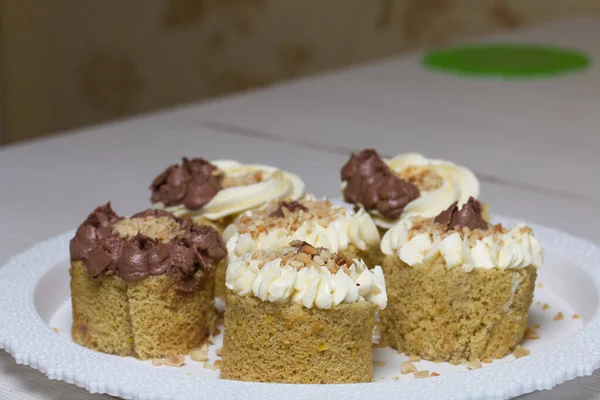 Sponge Cake Butter Cream Sprinkled Peanuts Close Shot — Stock Photo, Image