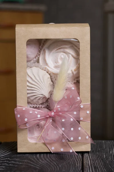Σπιτικά Marshmallows Συσκευασία Χειροτεχνίας Ζέφυρος Μορφή Τριαντάφυλλου Διακοσμημένο Κορδέλα Και Royalty Free Εικόνες Αρχείου