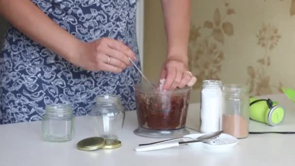 Жінка змішує горіхове масло в блендері. Волоський крохмаль. Інгредієнти знаходяться на столі поруч — стокове відео