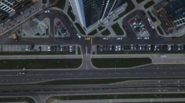 Şehir bloğu. Modern çok katlı binalar. Gün batımında uçmak. Hava fotoğrafçılığı.