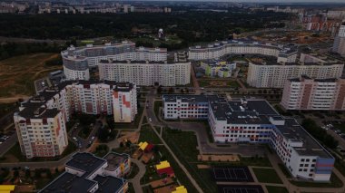 Şehir bloğu. Modern çok katlı binalar. Gün batımında uçmak. Hava fotoğrafçılığı.
