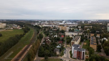 Şehir bloğu. Modern çok katlı binalar. Gün batımında uçmak. Hava fotoğrafçılığı.
