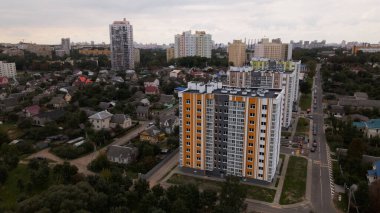 Şehir bloğu. Özel sektördeki modern çok katlı binalar. Gün batımında uçmak. Hava fotoğrafçılığı.