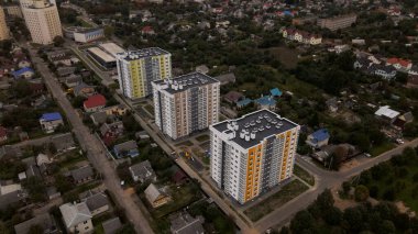 Şehir bloğu. Özel sektördeki modern çok katlı binalar. Gün batımında uçmak. Hava fotoğrafçılığı.