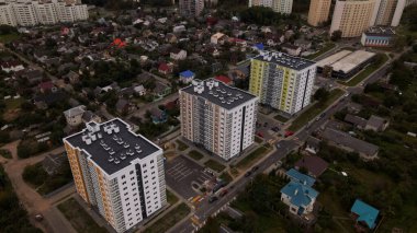 Şehir bloğu. Özel sektördeki modern çok katlı binalar. Gün batımında uçmak. Hava fotoğrafçılığı.