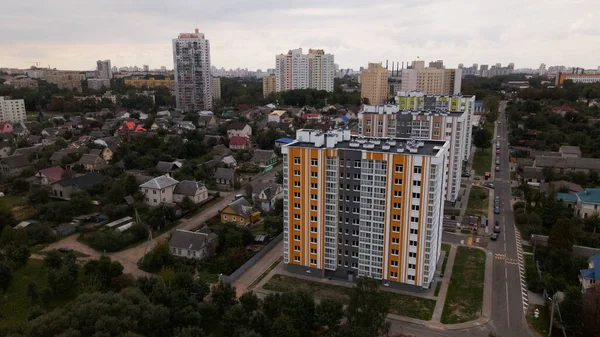 Şehir bloğu. Özel sektördeki modern çok katlı binalar. Gün batımında uçmak. Hava fotoğrafçılığı.