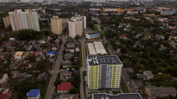 Manzana Modernos Edificios Varios Pisos Sector Privado Volando Atardecer Atardecer — Foto de Stock