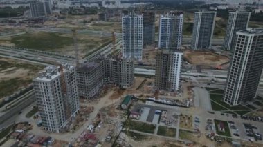 Şehir bloğu. Modern çok katlı binalar. Gün batımında uçmak. Hava fotoğrafçılığı.