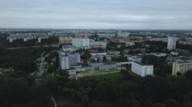 Şehir bloğu. Modern çok katlı binalar. Gün batımında uçmak. Hava fotoğrafçılığı.