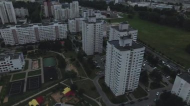 Şehir bloğu. Modern çok katlı binalar. Gün batımında uçmak. Hava fotoğrafçılığı.