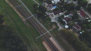 Banliyödeki tren istasyonu. Gün batımında uçmak. Hava fotoğrafçılığı.