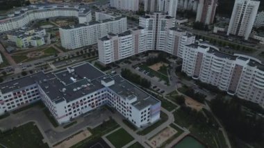 Şehir bloğu. Modern çok katlı binalar. Gün batımında uçmak. Hava fotoğrafçılığı.