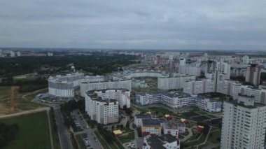 Şehir bloğu. Modern çok katlı binalar. Gün batımında uçmak. Hava fotoğrafçılığı.
