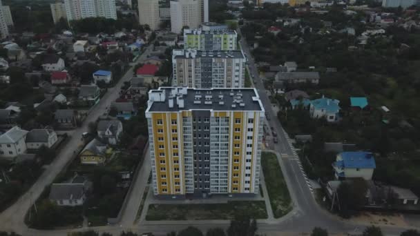 Bloco Edifícios Modernos Vários Andares Entre Casas Voar Anoitecer Pôr — Vídeo de Stock