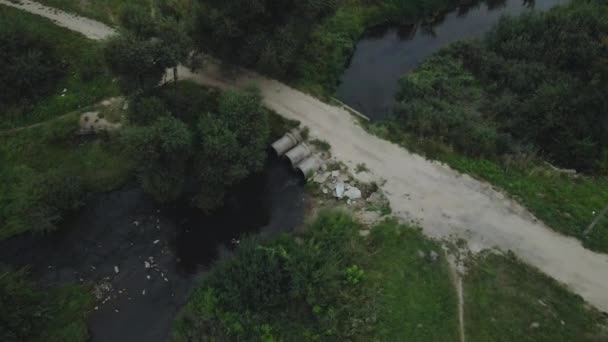 Latanie Nad Betonowymi Kanałami Strumienie Wody Przepływają Przez Betonowe Rury — Wideo stockowe