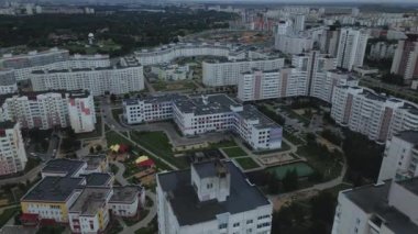 Şehir bloğu. Modern çok katlı binalar. Gün batımında uçmak. Hava fotoğrafçılığı.