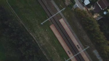 Banliyödeki tren istasyonu. Gün batımında uçmak. Hava fotoğrafçılığı.