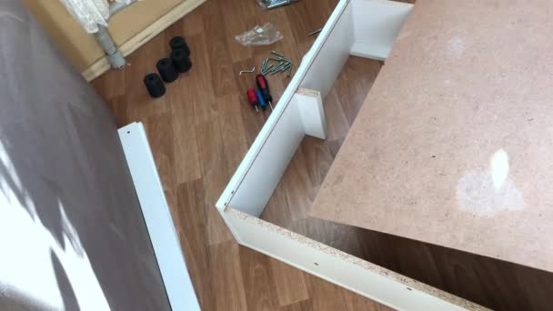 Mannen Hämtar Möbler Hemma Placerar Ett Plywoodark Trälåda Närbild — Stockvideo
