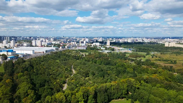 Városi Táj Közelben Van Egy Park Kék Fehér Felhőkkel Légi — Stock Fotó