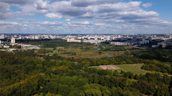 街の風景 周辺には公園エリアがあります 白い雲と青空 空中写真 — ストック写真