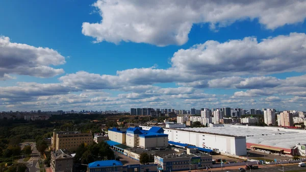 Paisagem Urbana Nas Proximidades Uma Área Parque Céu Azul Com — Fotografia de Stock