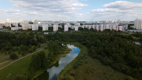 Şehir Manzarası Yakınlarda Bir Park Alanı Var Beyaz Bulutlu Mavi — Stok fotoğraf