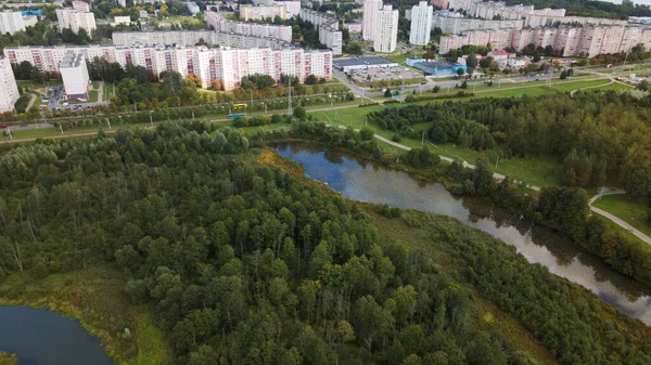 街の風景 周辺には公園エリアがあります 空中写真 — ストック写真