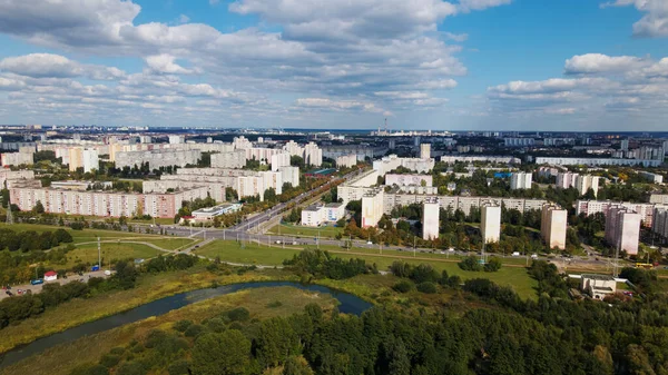 Şehir Manzarası Yakınlarda Bir Park Alanı Var Beyaz Bulutlu Mavi — Stok fotoğraf