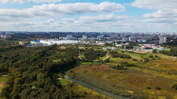 Міський Пейзаж Поруч Паркова Зона Блакитне Небо Білими Хмарами Аерофотозйомка — стокове фото