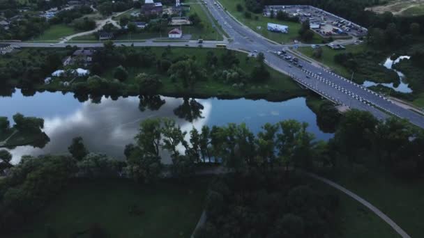 街の風景 周辺には公園エリアがあります 白い雲と青空 空中写真 — ストック動画