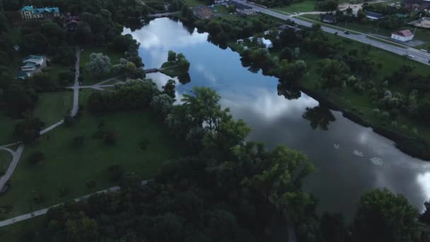 Městská Krajina Nedaleko Nachází Park Modrá Obloha Bílými Mraky Letecká — Stock video