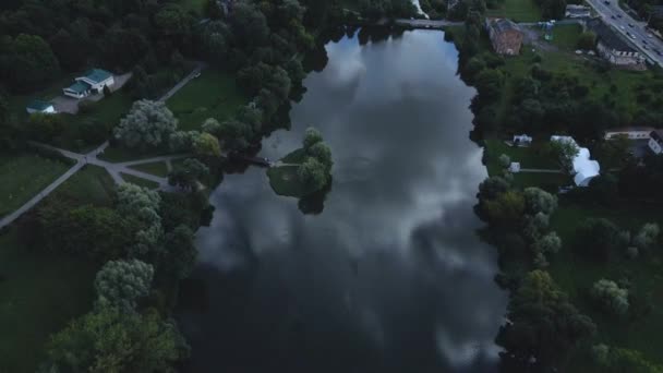 街の風景 周辺には公園エリアがあります 白い雲と青空 空中写真 — ストック動画