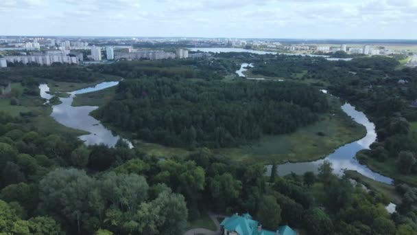 Stadslandskap Närheten Finns Ett Parkområde Blå Himmel Med Vita Moln — Stockvideo